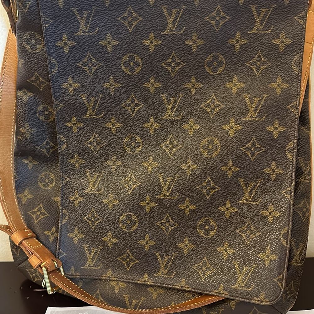 Louis Vuitton bag. Good condition. Comes with COA! - Picture 11 of 13
